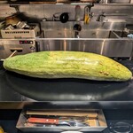 在来食堂 - 店内のお野菜を紹介。こちらが宿儺かぼちゃ。皮が薄く上品な甘味が特徴