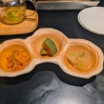 在来食堂 - おばんざい３種、黒田五寸人参ラペ、宿儺かぼちゃ煮付け、冬瓜の煮物。いやそんなことよりこの皿普通じゃないだろ