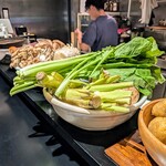 在来食堂 - 丸葉小松菜とその下に蓮根があるね。焼き蓮根も旨かったろう