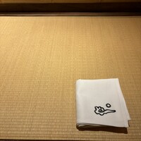 青蓮院門跡前 月おか - 畳のカウンターが斬新ですが、落ち着きます。液体こぼしたら掃除どうするんだろう。