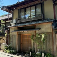 青蓮院門跡前 月おか - 外観　看板も控えめでぱっと見お店だと分からないでしょう。