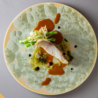 滋味あふれる旬の食材に、香りをまとわせた季節のコース