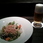 サラダとグラスビール