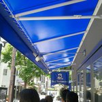 神戸ビフテキ亭 - 青いテントが目印