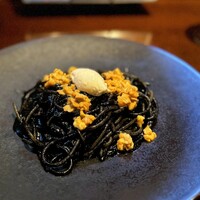フィーコディンディア - 無意識にオーダーしている、恐るべきイカスミパスタ(^^)
                    ムラがまったくないほどたっぷりと使われているイカスミが贅沢で、雲丹や自家製というリコッタチーズもいい組み合わせです。