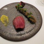 フロリレージュ - 栃木県宇都宮産の和牛イチボのローストと山ゴボウ、レモンとシャンパンのソースと岩塩で4