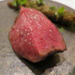 フロリレージュ - 栃木県宇都宮産の和牛イチボのローストと山ゴボウ、レモンとシャンパンのソースと岩塩で1