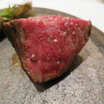 フロリレージュ - 栃木県宇都宮産の和牛イチボのローストと山ゴボウ、レモンとシャンパンのソースと岩塩で2