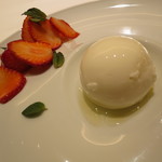フロリレージュ - フレッシュ苺とヨーグルト、モッツァレラのブラマンジェ1