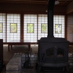 慈久庵 - 座敷席とストーブ