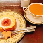 森のらくだ - ケーキと紅茶　いちじくが大きいです。