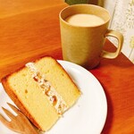 森のらくだ - テイクアウトしたパウンドケーキ　塩がきいたくるみ入りのバタークリームがサンドされてます。