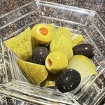 バー エグザゴーヌ - オリーブときゅうりのピクルス
