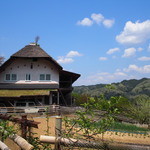 慈久庵 - 畑と建物と里山