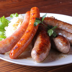 Kanda wine-kan TONARI - お酒とも相性抜群。自慢の『ソーセージ』が充実しています.