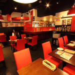 Kanda wine-kan TONARI - 赤い椅子でおしゃれな雰囲気。デートや女子会におすすめです