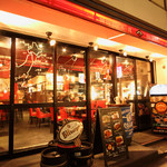 Kanda wine-kan TONARI - 外に面する壁はガラス張りで、入りやすく開放的です