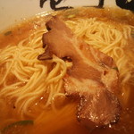 壱丁目ラーメン - 【旨醤油らーめん】替玉すると、チャーシューの切れ端がサービスでついて来る！