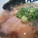 壱丁目ラーメン - 【旨醤油らーめん】醤油ラーメンとは思えない鮮烈なインパクトが素晴らしい！