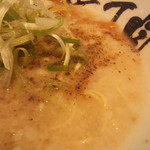 壱丁目ラーメン - 【こて塩らーめん】背脂はプリプリしてて、スープに甘みを落とす。