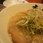 壱丁目ラーメン - 【こて塩らーめん】コショウがいい仕事！脂の甘みを引き締める効果と、ミル落としなので、香りが高く上品