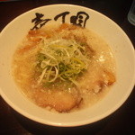 【こて塩らーめん】６３０円　一口めから香り立つ、舞うようなコショウの香りが秀逸だった。