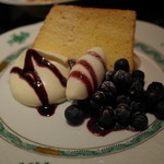 表参道うかい亭 - ８．デザート(ブルーベリー・シフォンケーキ)