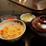 表参道うかい亭 - ７．桜海老の土鍋ごはん(桜海老の佃煮・味噌汁・お新香)