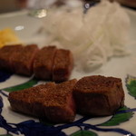 表参道うかい亭 - ６．うかい特選牛ステーキ(手前フィレと奥サーロイン 新玉ねぎ)