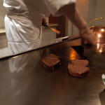 表参道うかい亭 - ６．うかい特選牛ステーキ(焼いてます！)