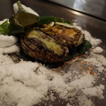 表参道うかい亭 - ５．鮑の岩塩蒸し(蒸し終わって塩釜から鮑が顔を…)