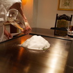 表参道うかい亭 - ５．鮑の岩塩蒸し(塩釜蒸しですね！)