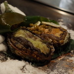 表参道うかい亭 - ５．鮑の岩塩蒸し(蒸し終わって塩釜から鮑が顔を…)