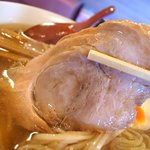 麺や 紡 - 大きめのチャーシューが1枚入ってます。