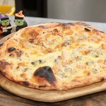 トリワイン ＰＩＫＯＳＨＨＨＵ - 自家製生地のピザのハーフ＆ハーフ