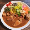 ヤドカリー - 彩り豊かな野菜の副菜が山盛りでライスが見えない！ちきんカレーにもお肉がゴロッゴロ♪