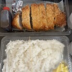 とんかつ おさむ - ロースとんかつとご飯、ソースとからしが別添え