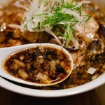 らぁめん鴇 - ニボブタブラックのスープ
