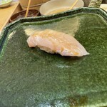 いしまる - 白甘鯛。別名シロカワ。ネットリとした身に合う赤酢シャリ！