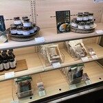 茅乃舎 - お店の中の物販コーナー