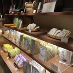 茅乃舎 - お店の中の物販コーナー