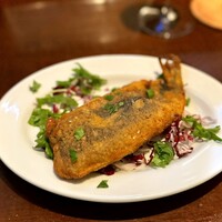 フィーコディンディア - 最近、やたらと青魚に惹かれるように(^^)
                    「フィーコディンデア風」とのこと。衣にオリジナリティがあるのか、なんとなくスパイスの風味を感じます。
                    一人なので、こちらはハーフで。
