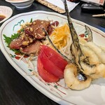 チャイニーズダイニング 呵呵 - ブリの刺身は中華風の漬けにて。ナッツがたまらん。