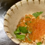 懐石 山よし - 鮭の炊き込みご飯には輝く宝石のようないくらがたっぷり！お焦げが香ばしく美味しい鮭の炊き込みご飯ですლ(´ڡ`ლ)