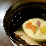 懐石 山よし - 鱧子真薯の朧月夜。開けた瞬間にフワリと香る柚子、丁寧にひかれたお出汁は最高の塩梅！型抜きされた兎の人参がたまらなくキュートです。ここにも贅沢に使われている松茸は岩手県産。沁みる一杯です。