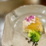 懐石 山よし - 毛蟹と胡瓜。土佐酢ジュレがけされた毛蟹に食感良い山芋がプラス。蛇腹キュウリと見た目にも美しくそして美味しく、こちらもお酒が進んじゃう一品でした✩.*˚