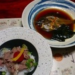 心鮮料理 万代 - カレイの煮付け、淡路牛と玉ねぎｻﾗﾀﾞ