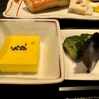 古今 本店 - 「日替わり膳」のカボチャの豆腐、キュウリの辛子漬け、昆布。
                2024年11月1日