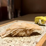鮨トキドキ串 海老虎 - エノキの昆布〆