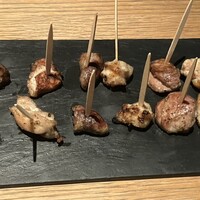 中目黒 いぐち 恵比寿店 - おすすめピンチョススタイル（左から砂肝、ハラミ、ハツ、ボンジリ、希少部位2種）